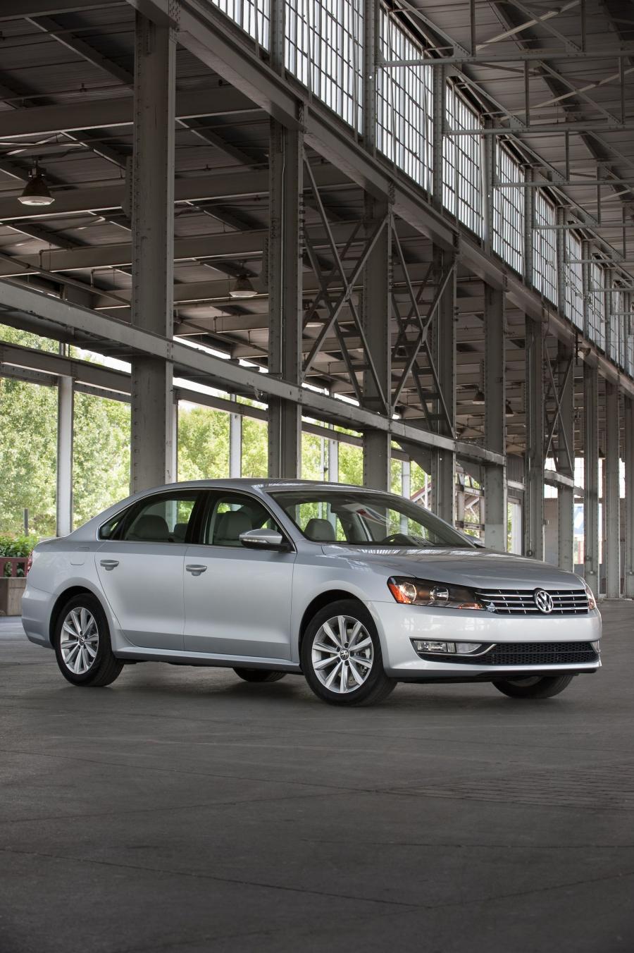  Volkswagen Passat 2011 года  (US) (фото 55 из 111)